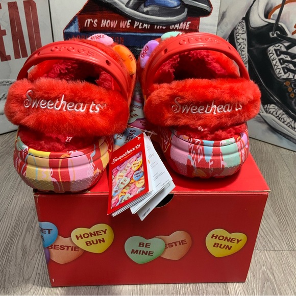 Crocs SWEETHEARTS Collab Mens Size 11 Hearts Valentines Shoes Clogs Red Fuzzy - Picture 4 of 11